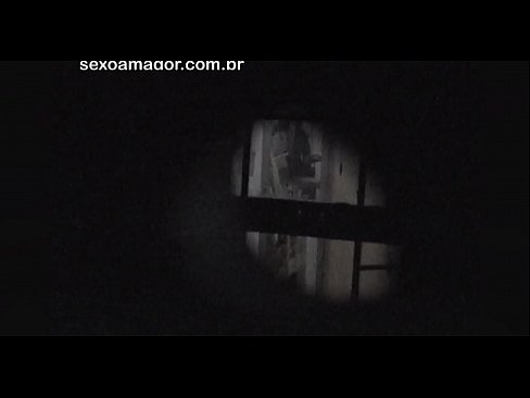 ❤️ Blondiin saab salaja videolevi naabruskonna voyeuri poolt peidetud õõnsate telliskivide taha peidetud ❌ Anaal video at us ☑