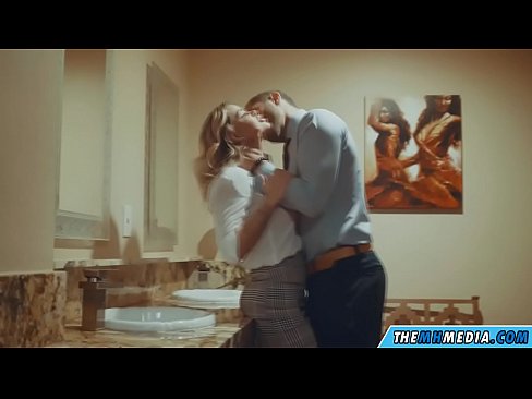 ❤️ Kui rinnakas blondiin võrgutab sind avalikus tualettruumis ❌ Anaal video at us ☑